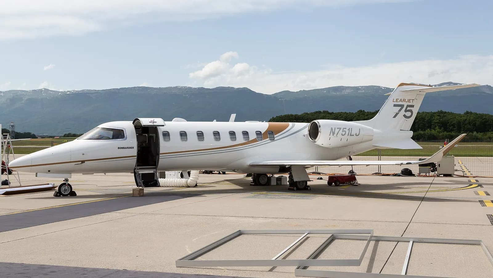 Bombardier Learjet 75, exterior