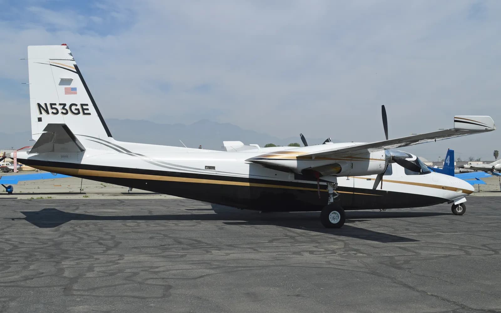 Twin Commander 690B, exterior
